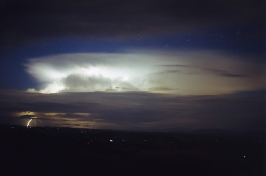 thunderstorm cumulonimbus_incus : McLeans Ridges, NSW   16 October 2000