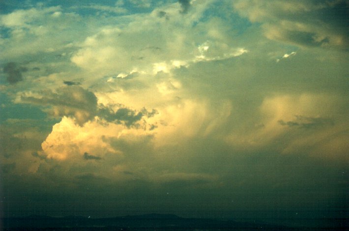 thunderstorm cumulonimbus_incus : McLeans Ridges, NSW   1 December 2000