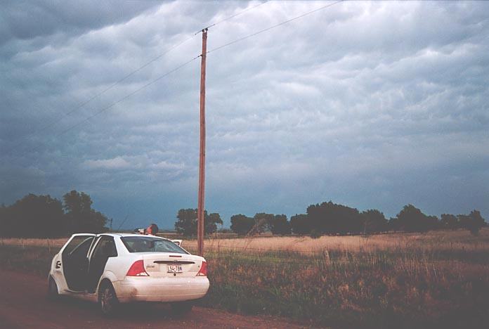 mammatus mammatus_cloud : W of Woodward, Oklahoma, USA   27 May 2001