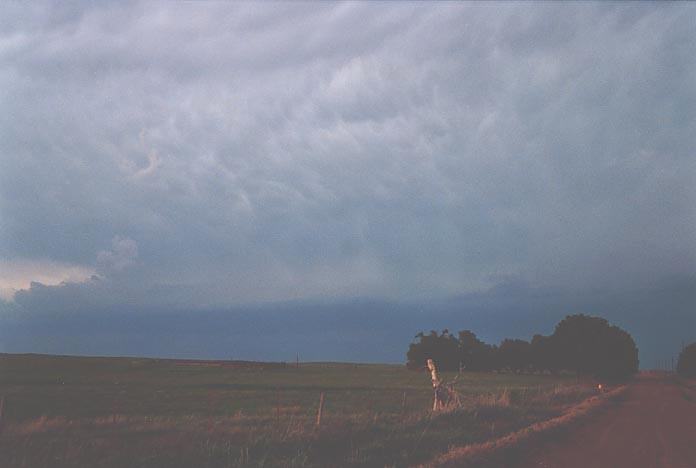 mammatus mammatus_cloud : W of Woodward, Oklahoma, USA   27 May 2001