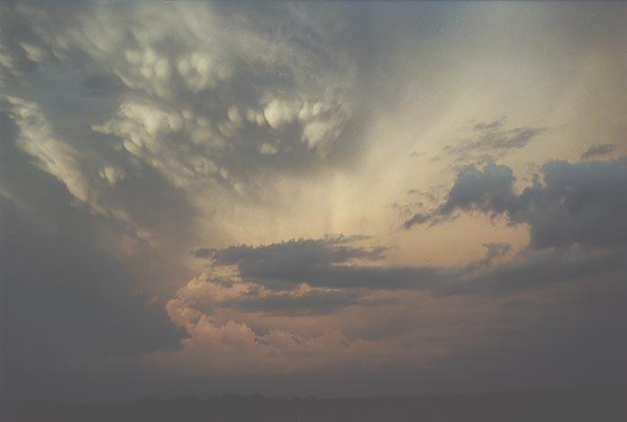 mammatus mammatus_cloud : W of Bluff City, Kansas, USA   4 June 2001