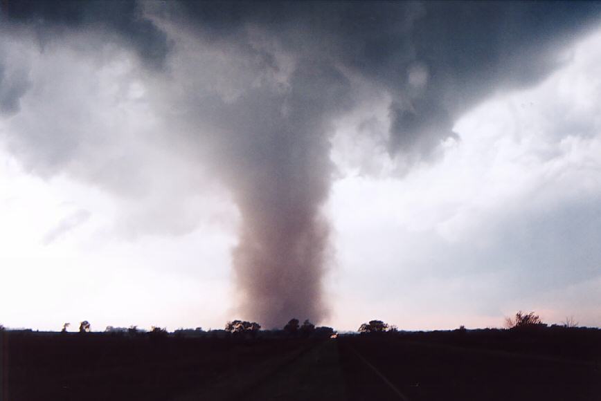 tornadoes funnel_tornado_waterspout : Attica, Kansas, USA   12 May 2004