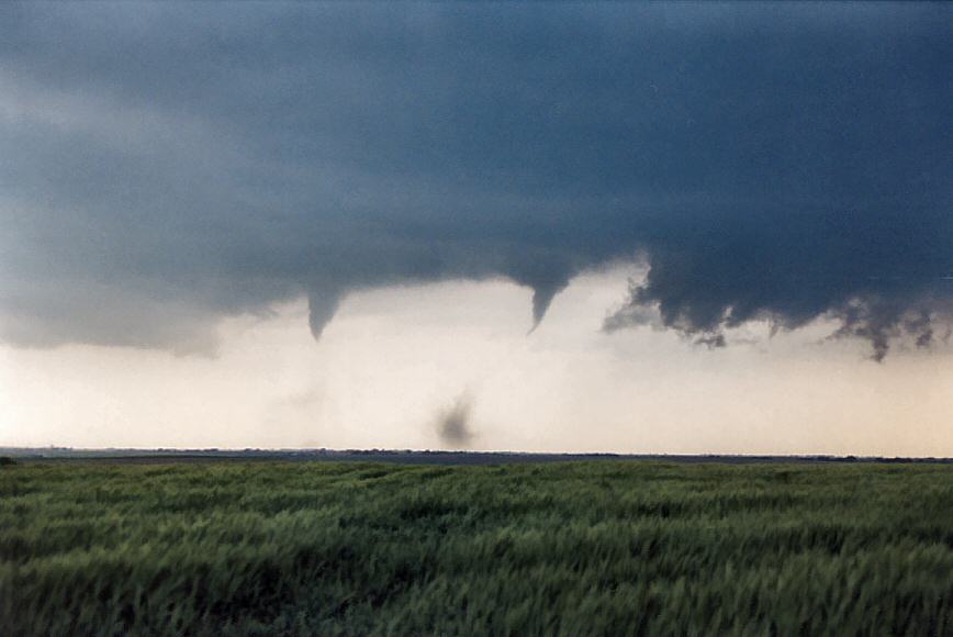 tornadoes funnel_tornado_waterspout : W of Chester, Nebraska, USA   24 May 2004