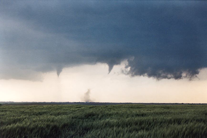 cumulonimbus thunderstorm_base : W of Chester, Nebraska, USA   24 May 2004