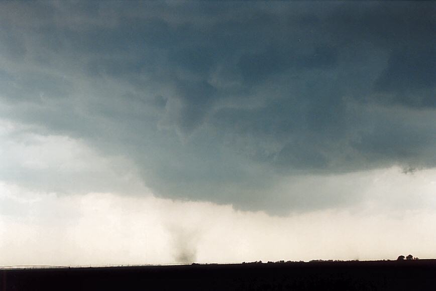 tornadoes funnel_tornado_waterspout : W of Chester, Nebraska, USA   24 May 2004