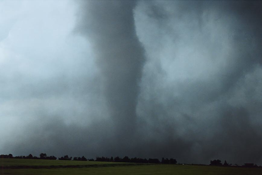 tornadoes funnel_tornado_waterspout : W of Chester, Nebraska, USA   24 May 2004