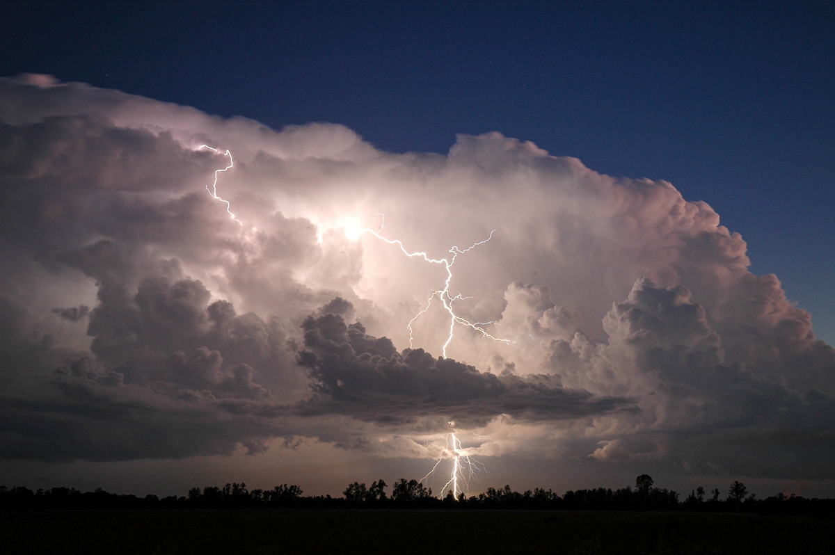 thunderstorm cumulonimbus_incus : Coraki, NSW   21 January 2005