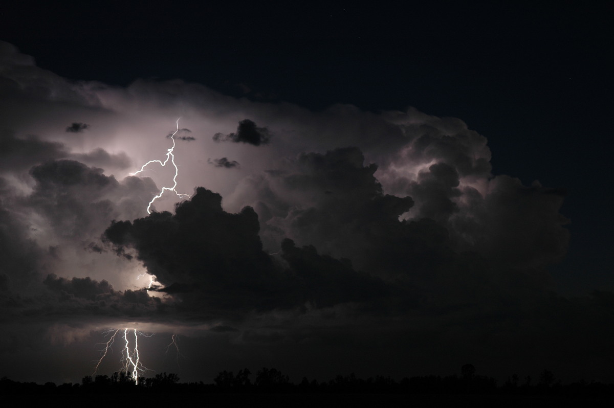 thunderstorm cumulonimbus_incus : Coraki, NSW   21 January 2005