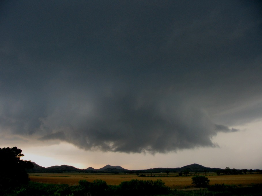 wallcloud thunderstorm_wall_cloud : Mountain Park, N of Snyder, Oklahoma, USA   5 June 2005