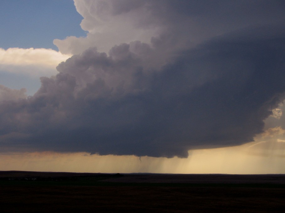 tornadoes funnel_tornado_waterspout : E of Wanblee, South Dakota, USA   7 June 2005