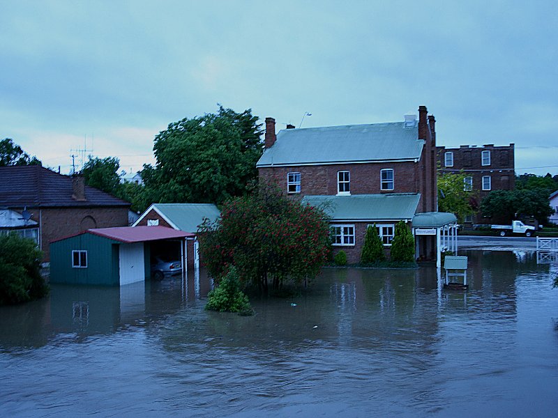 flashflooding flood_pictures : Molong, NSW   8 November 2005