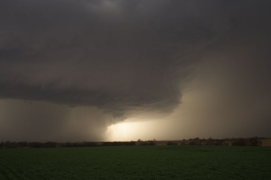 wallcloud thunderstorm_wall_cloud : E of Beatrice, Nebraska, USA   15 April 2006