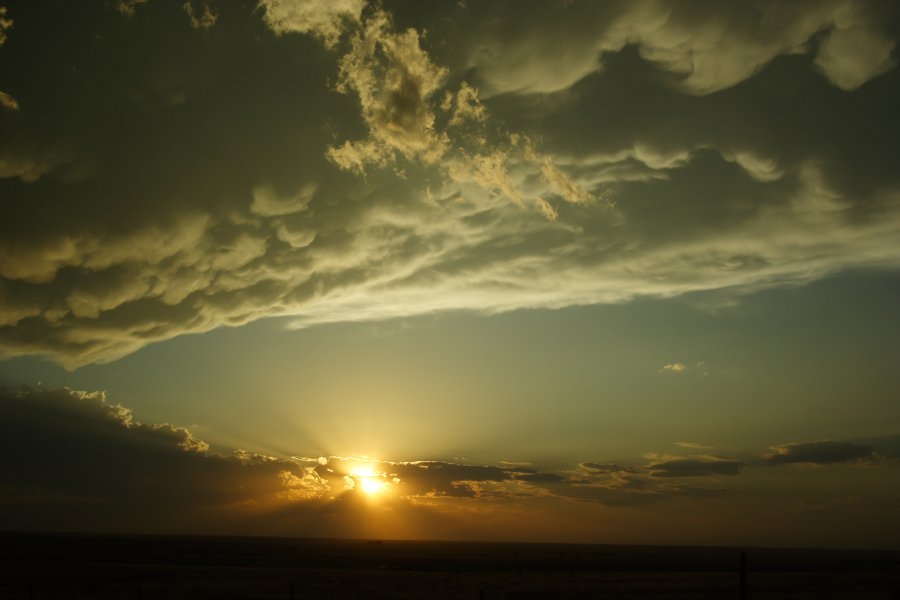 mammatus mammatus_cloud : N of Stinnett, Texas, USA   21 May 2006