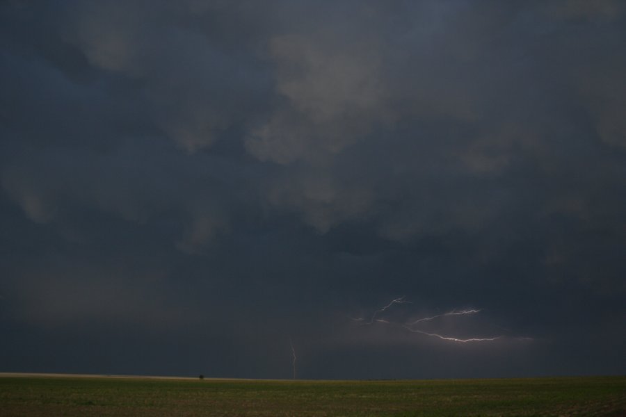 mammatus mammatus_cloud : N of Stinnett, Texas, USA   21 May 2006