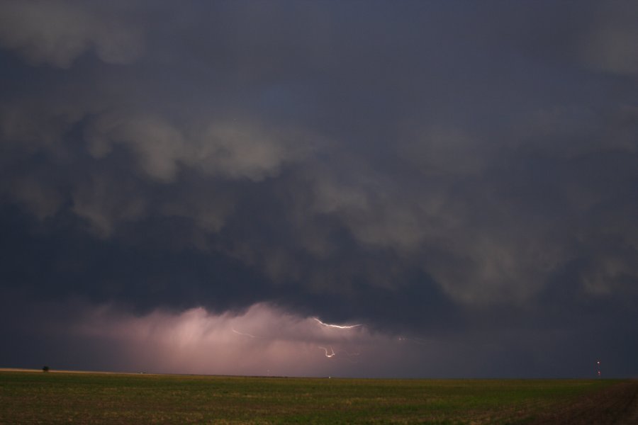 mammatus mammatus_cloud : N of Stinnett, Texas, USA   21 May 2006