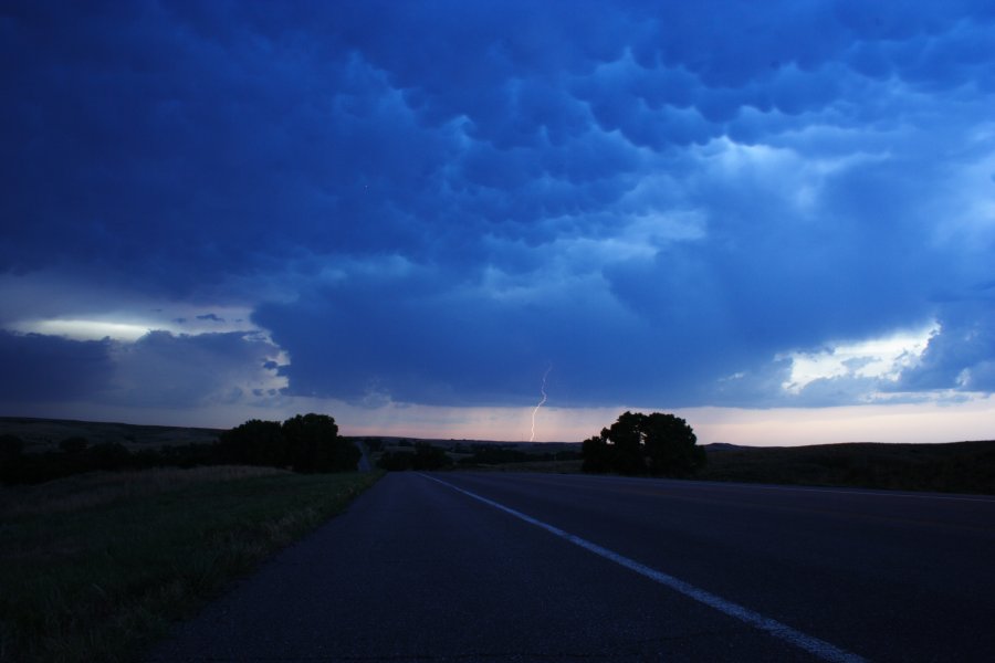 mammatus mammatus_cloud : N of Woodward, Oklahoma, USA   25 May 2006