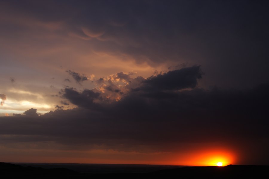 mammatus mammatus_cloud : S of Bismark, North Dakota, USA   27 May 2006