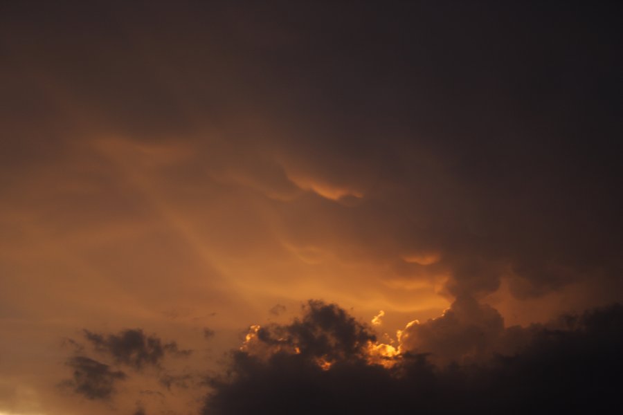 mammatus mammatus_cloud : S of Bismark, North Dakota, USA   27 May 2006