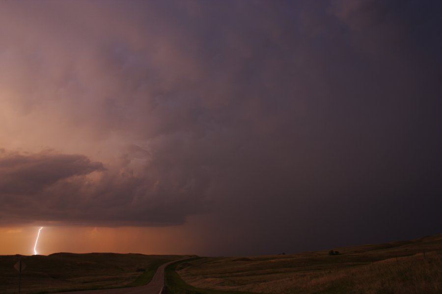 lightning lightning_bolts : S of Bismark, North Dakota, USA   27 May 2006