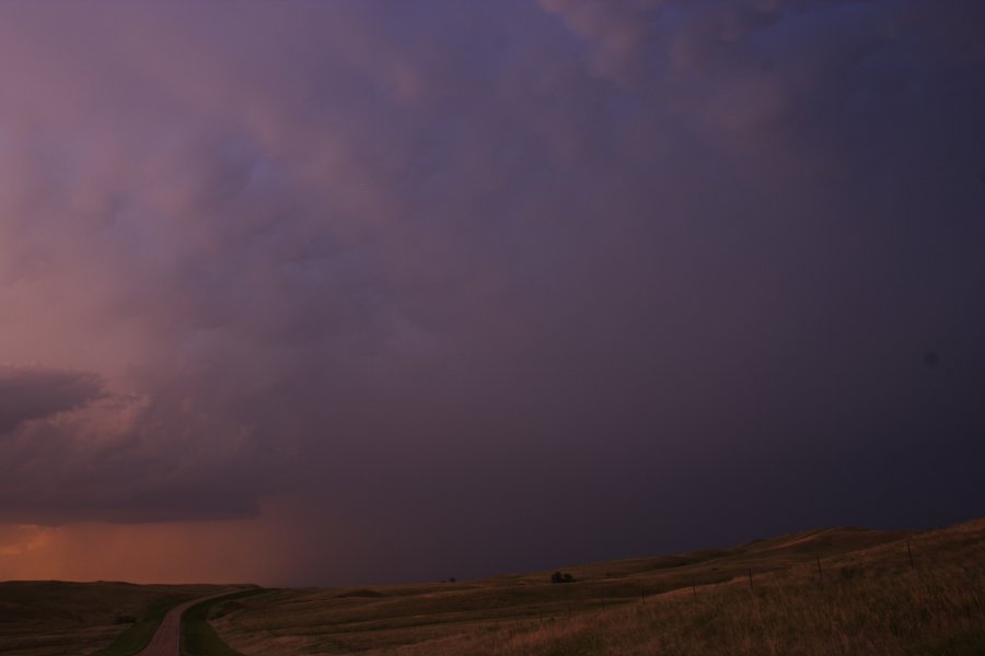 mammatus mammatus_cloud : S of Bismark, North Dakota, USA   27 May 2006