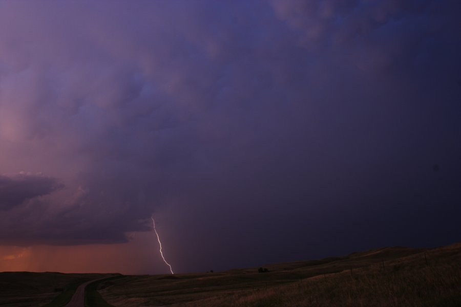 mammatus mammatus_cloud : S of Bismark, North Dakota, USA   27 May 2006