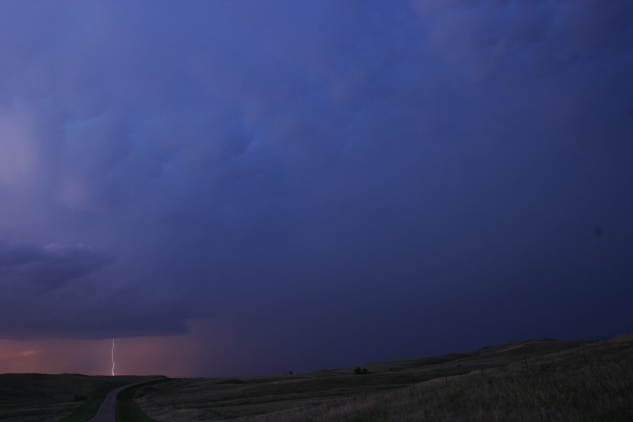 mammatus mammatus_cloud : S of Bismark, North Dakota, USA   27 May 2006