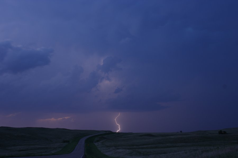 lightning lightning_bolts : S of Bismark, North Dakota, USA   27 May 2006