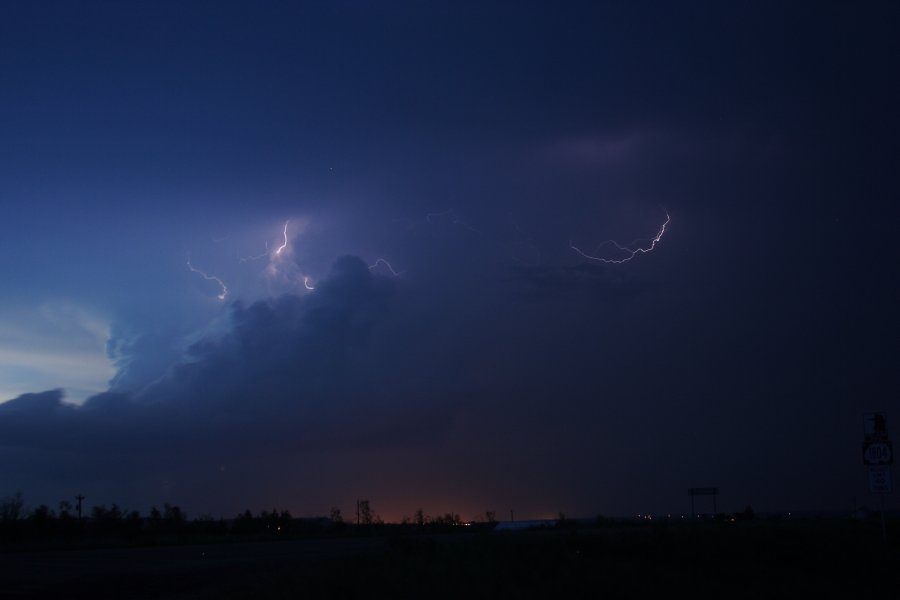 lightning lightning_bolts : S of Bismark, North Dakota, USA   27 May 2006