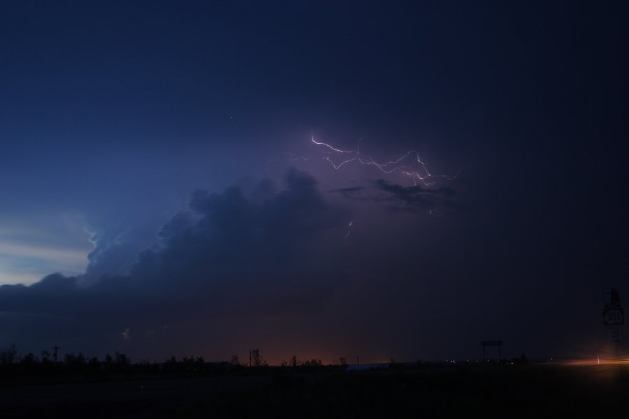 lightning lightning_bolts : S of Bismark, North Dakota, USA   27 May 2006