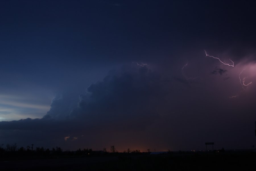 lightning lightning_bolts : S of Bismark, North Dakota, USA   27 May 2006