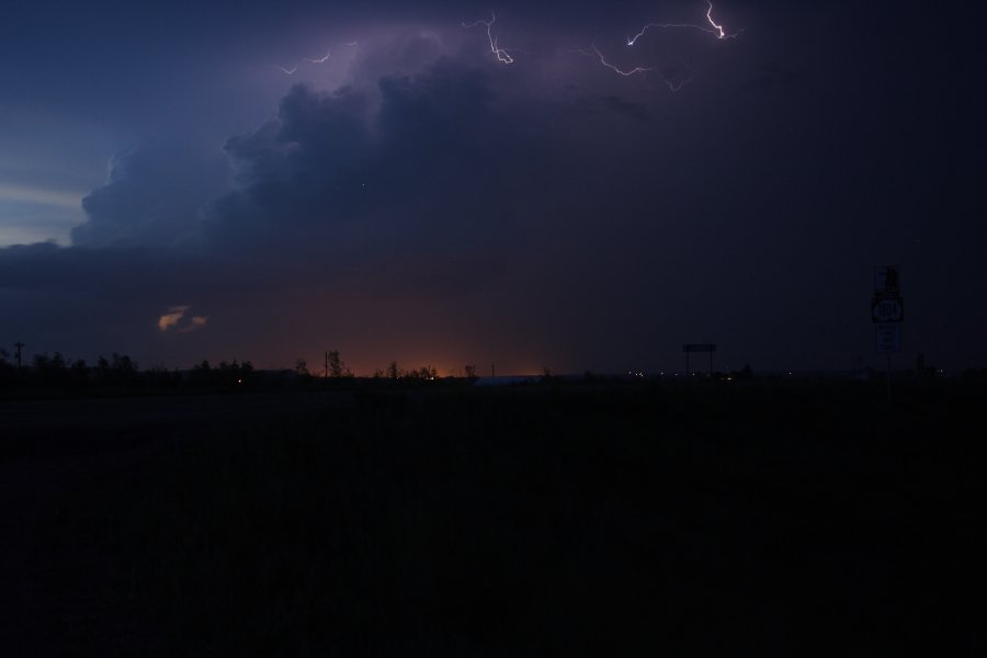 lightning lightning_bolts : S of Bismark, North Dakota, USA   27 May 2006