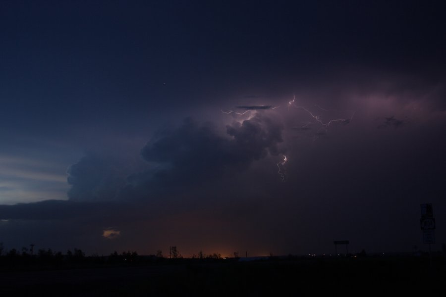 lightning lightning_bolts : S of Bismark, North Dakota, USA   27 May 2006