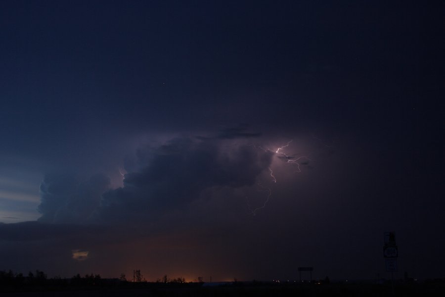 lightning lightning_bolts : S of Bismark, North Dakota, USA   27 May 2006