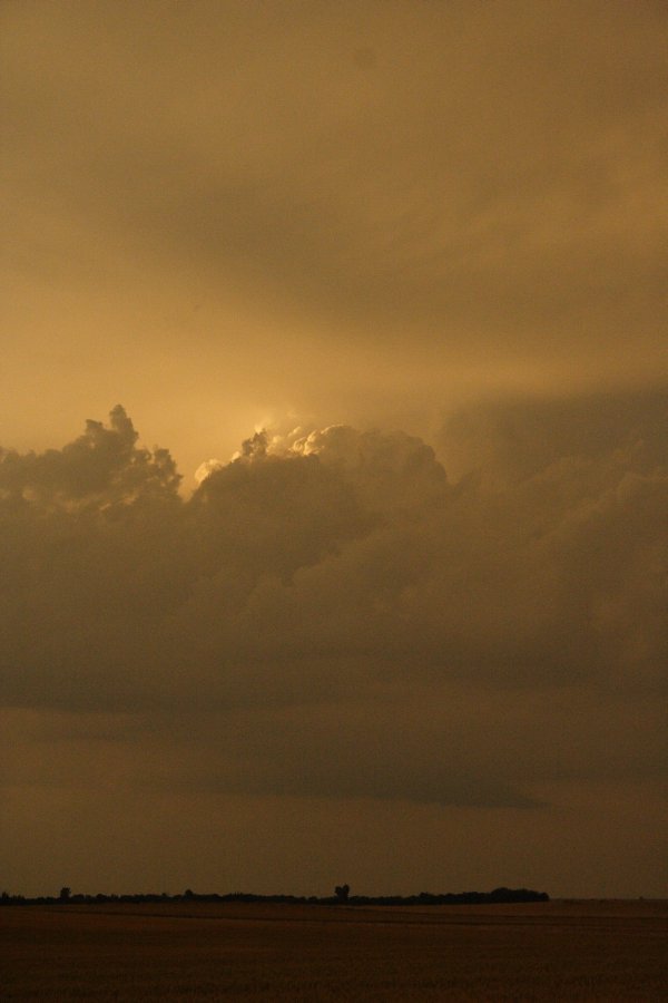 thunderstorm cumulonimbus_calvus : SE of Kinsley, Kansas, USA   29 May 2006