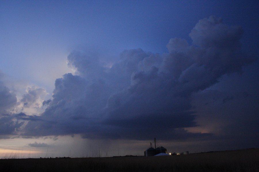 thunderstorm cumulonimbus_calvus : SE of Kinsley, Kansas, USA   29 May 2006