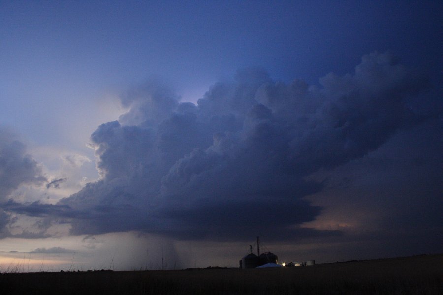 thunderstorm cumulonimbus_calvus : SE of Kinsley, Kansas, USA   29 May 2006