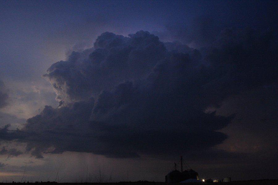 thunderstorm cumulonimbus_calvus : SE of Kinsley, Kansas, USA   29 May 2006