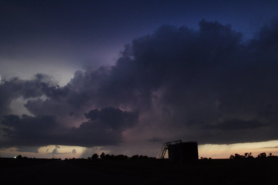 thunderstorm cumulonimbus_incus : SE of Kinsley, Kansas, USA   29 May 2006