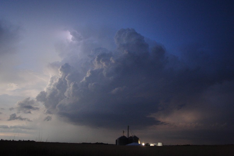 thunderstorm cumulonimbus_incus : SE of Kinsley, Kansas, USA   29 May 2006