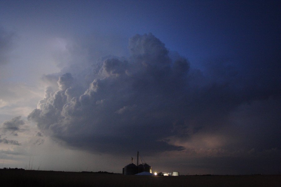 thunderstorm cumulonimbus_incus : SE of Kinsley, Kansas, USA   29 May 2006