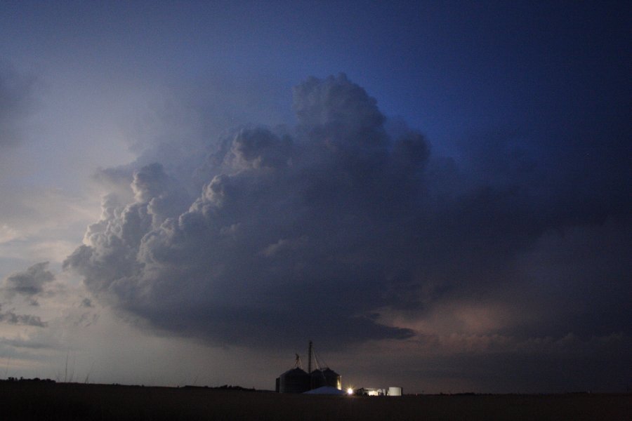 thunderstorm cumulonimbus_incus : SE of Kinsley, Kansas, USA   29 May 2006