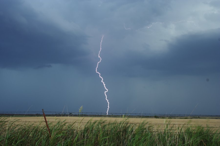 lightning lightning_bolts : near Mangum, Oklahoma, USA   30 May 2006