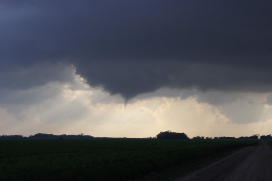 tornadoes funnel_tornado_waterspout : Nickerson, Kansas, USA   24 April 2007