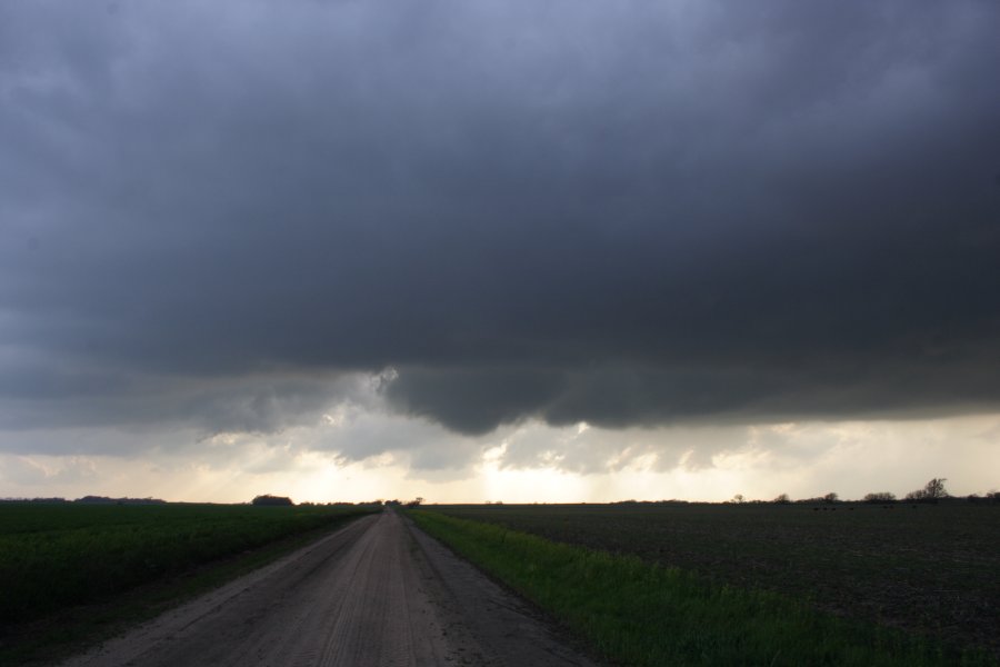 cumulonimbus thunderstorm_base : Nickerson, Kansas, USA   24 April 2007