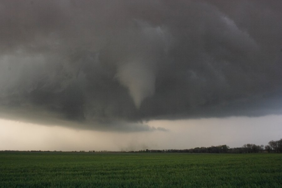 tornadoes funnel_tornado_waterspout : Nickerson, Kansas, USA   24 April 2007