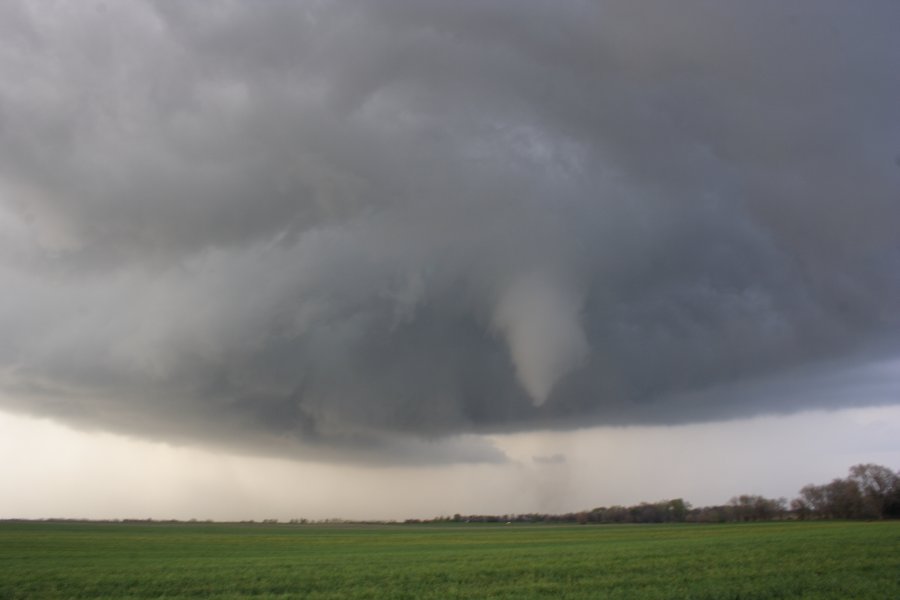 tornadoes funnel_tornado_waterspout : Nickerson, Kansas, USA   24 April 2007