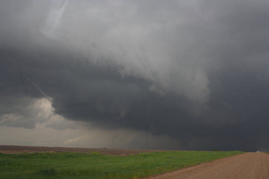 wallcloud thunderstorm_wall_cloud : SW of Pratt, Kansas, USA   5 May 2007