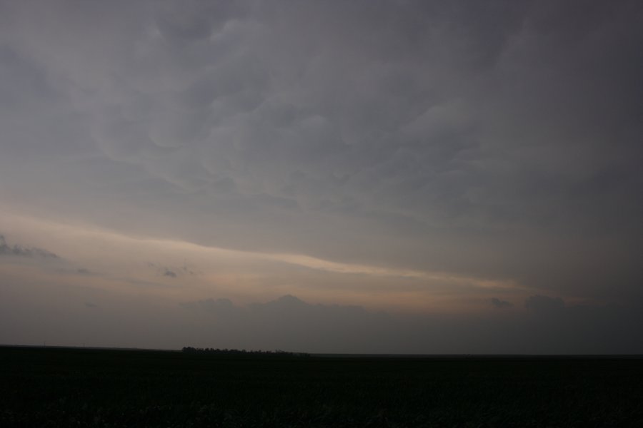 mammatus mammatus_cloud : W of Pratt, Kansas, USA   5 May 2007