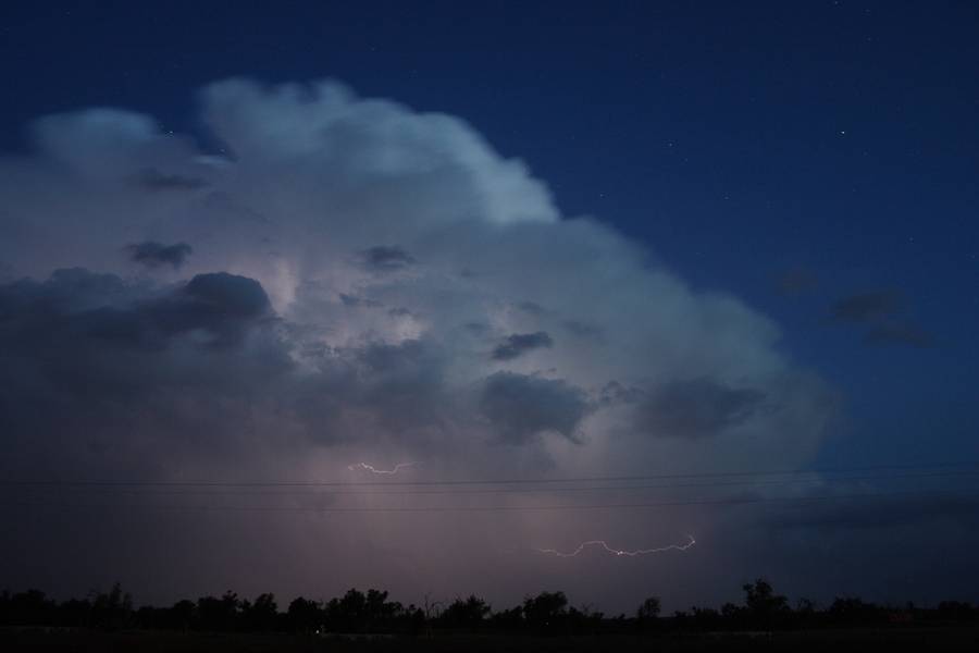 lightning lightning_bolts : W of McCook, Nebraska, USA   16 May 2007