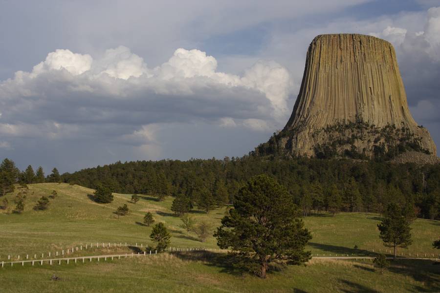 cumulus congestus : Devil's Tower, Wyoming, USA   18 May 2007